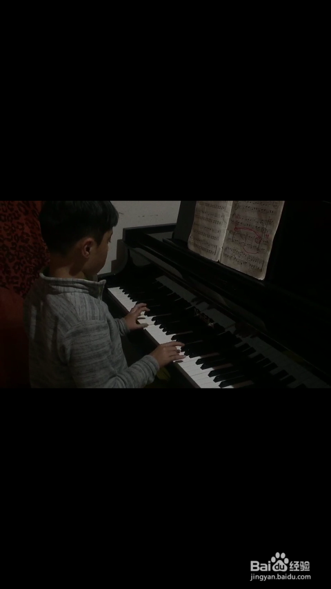 孩子在晚上怎样练习弹钢琴