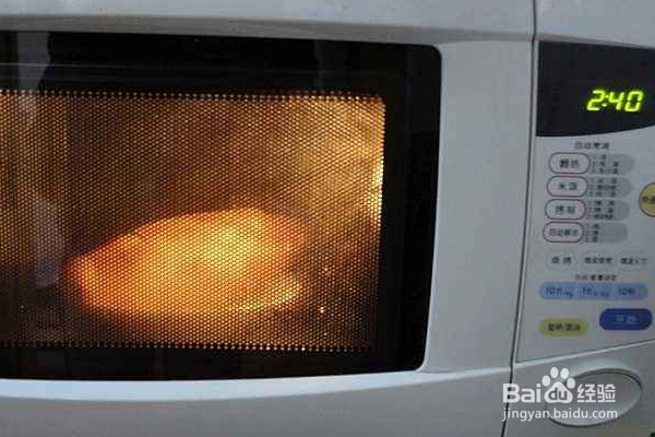 如何清洁微波炉？