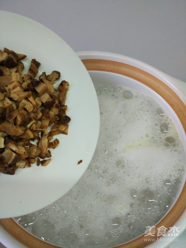 香菇滑鸡粥的做法
