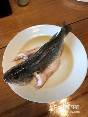 如何制作考究的清蒸鲈鱼 ？