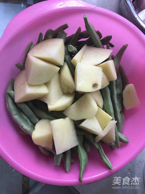 五花肉炖豆角土豆
