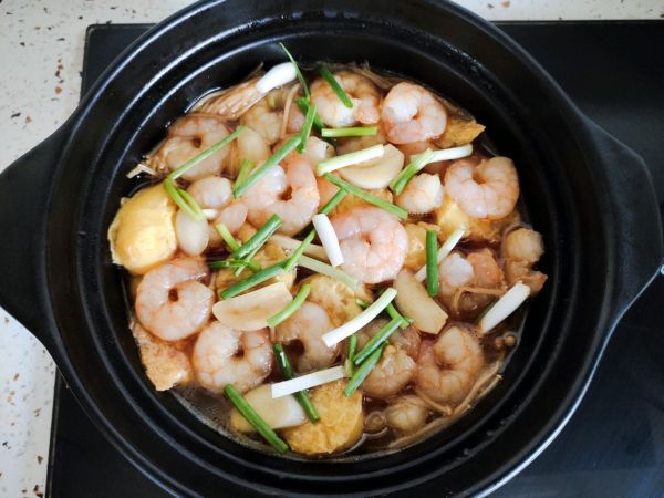虾仁金针菇豆腐煲