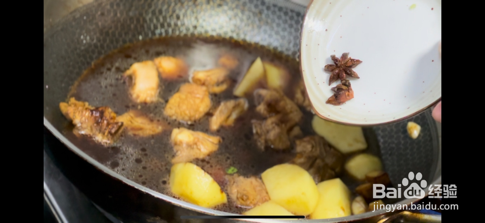 下饭菜土豆青椒焖排骨的做法