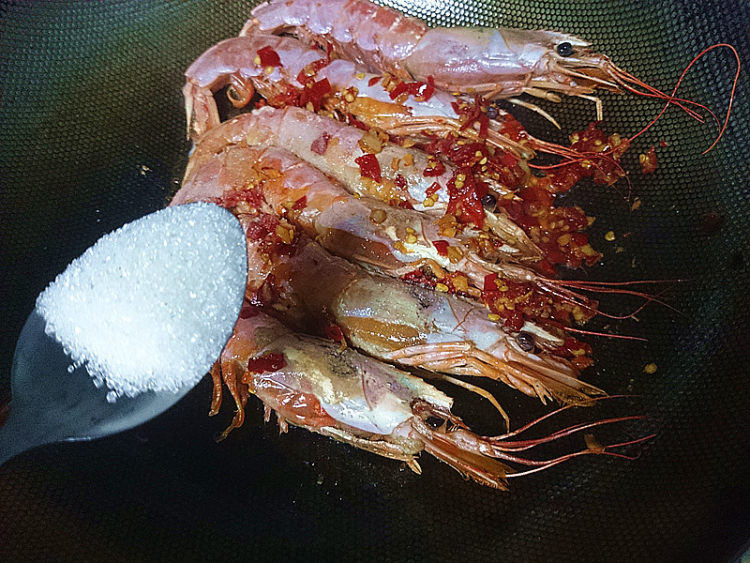 看着都让人流口水的剁椒烧红虾你会做吗？