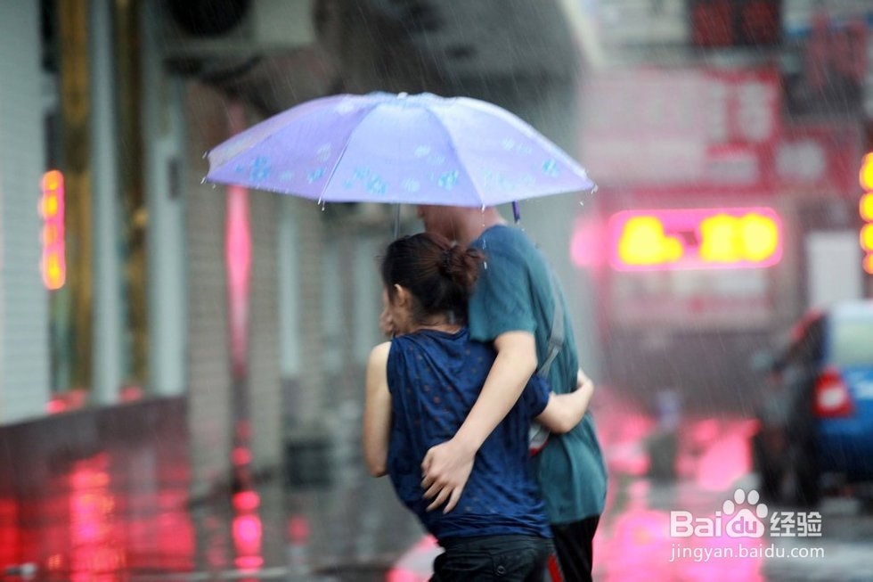 夏季外出遇到暴雨时该怎么办？