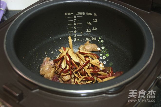 腊肠排骨红枣粗粮焖饭