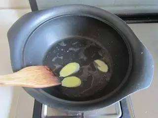 如何在家中制作花生炖猪蹄