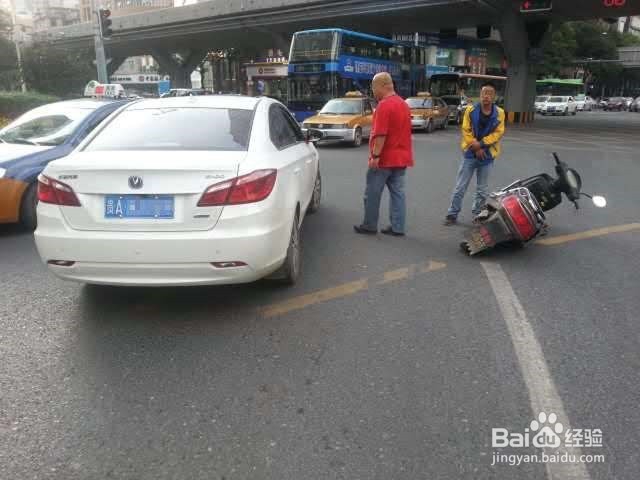 开车发生交通事故怎么办?