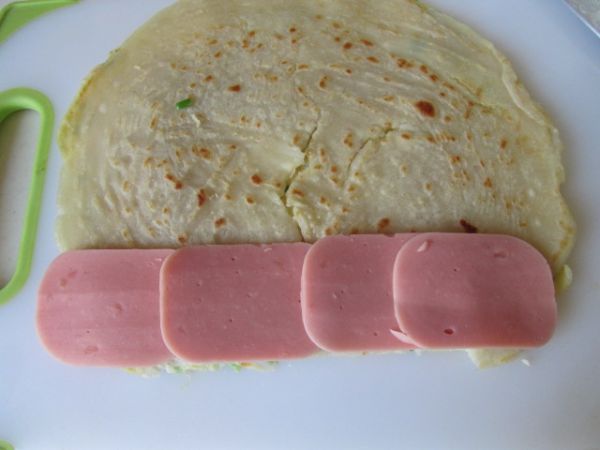 鸡蛋午餐肉卷饼