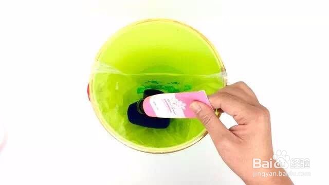 把饮料瓶盖粘在垃圾桶上，解决了不少家庭的难题