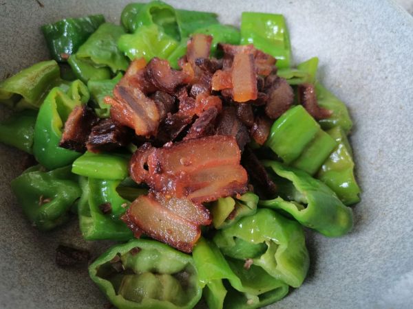 豆豉虎皮青椒炒腊肉