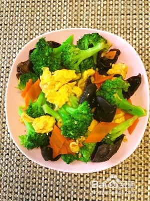 怎么样做出美味的西兰花木耳炒鸡蛋