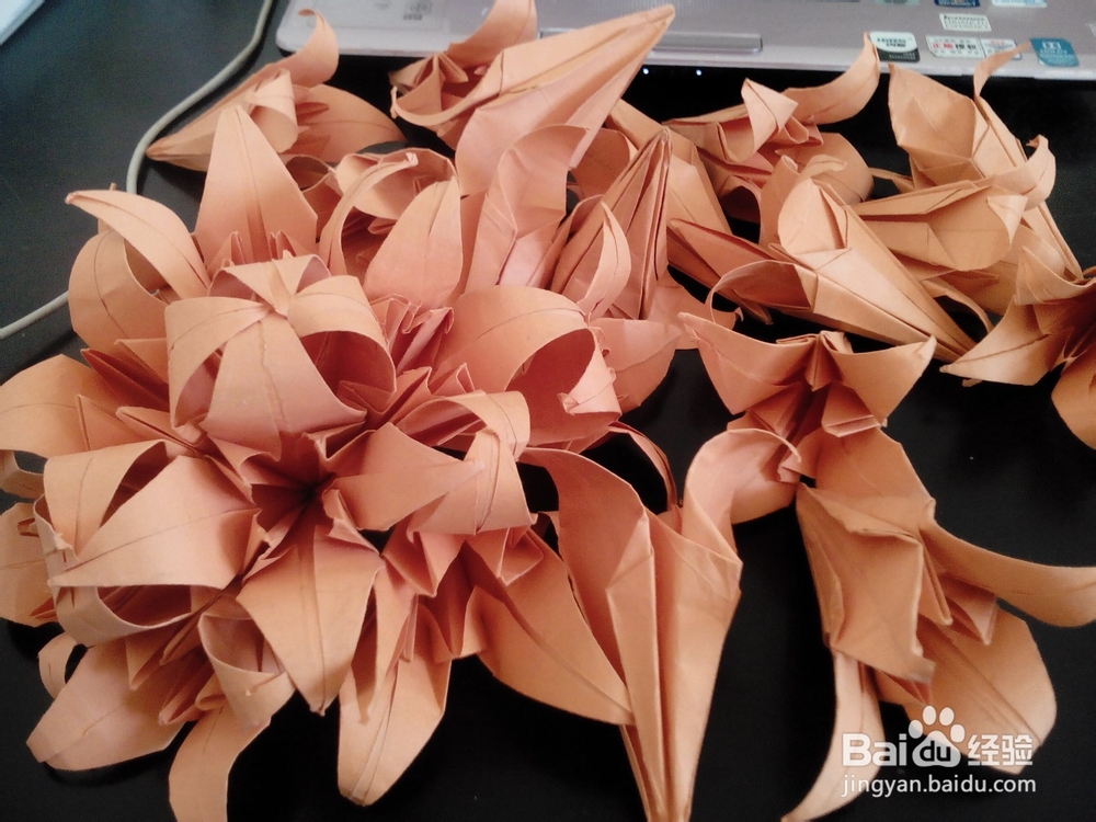 如何折纸花：[5]百合花球怎么做？