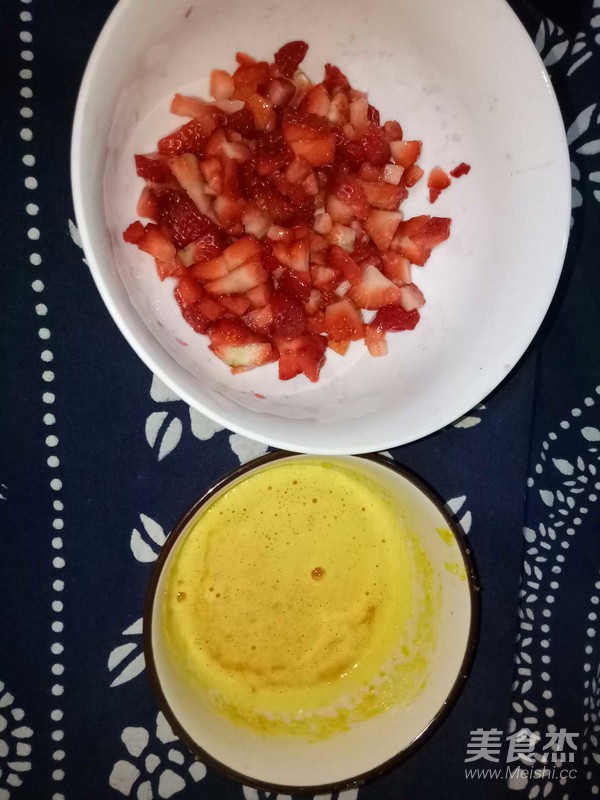 小鸡蛋.草莓酸奶冰淇淋