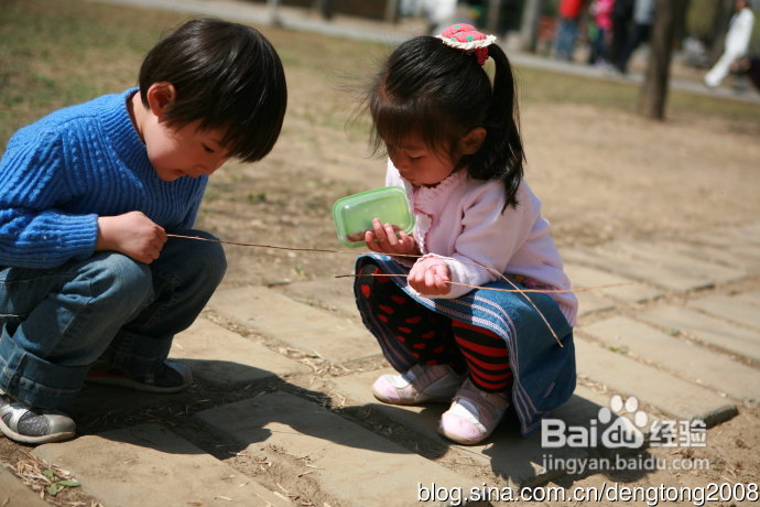 朝阳公园寻春的小孩