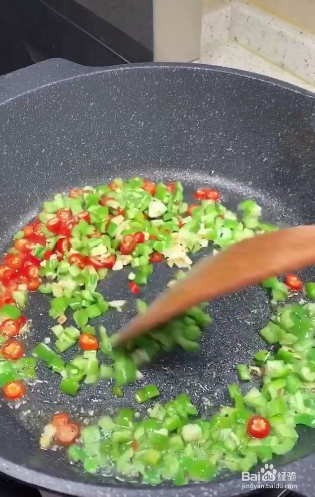 如何煎出圆形的鸡蛋?