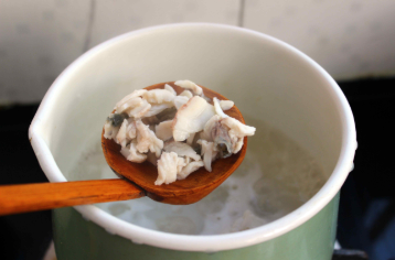 新鲜美味白蛤鱼片粥