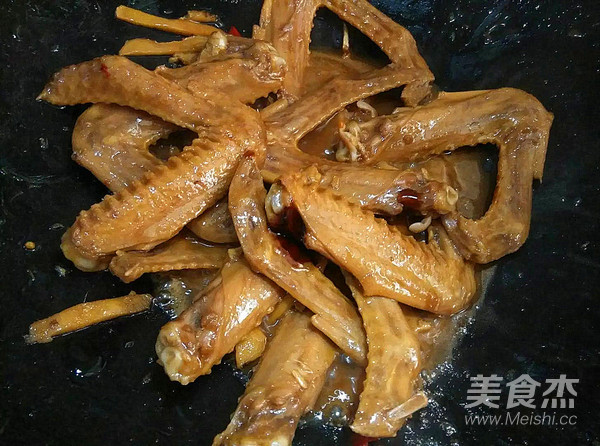 吮指酱香鸭翅,
