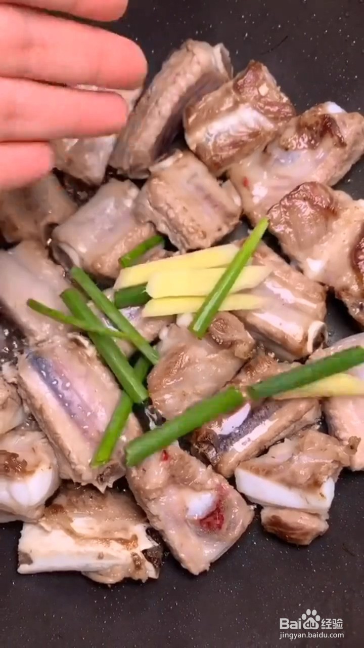 如何制作可乐排骨？