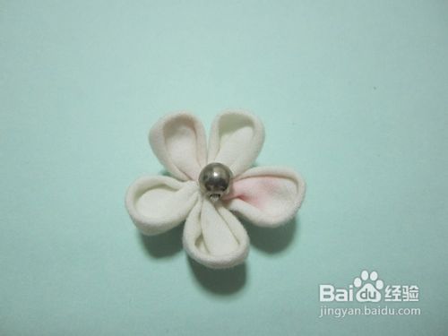 <b>手工布艺白色樱花的做法</b>
