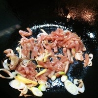 香辣肉丝怎么做。