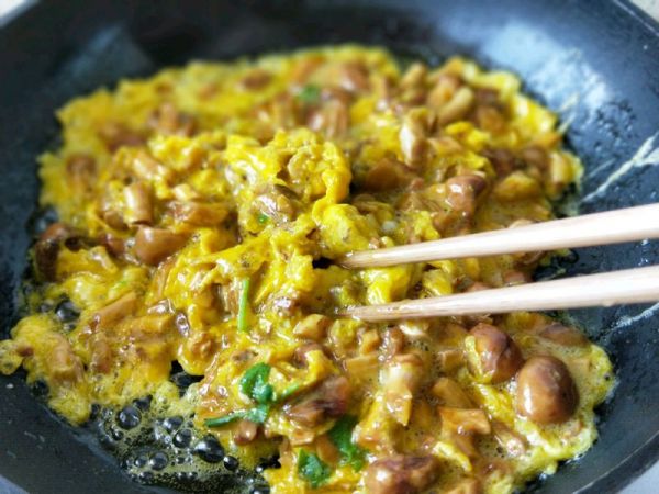 滑子菇香菜炒蛋