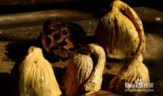 木雕莲蓬子是如何放进去