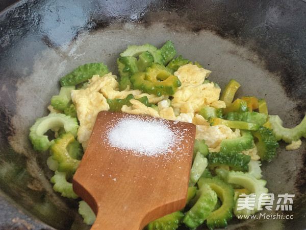 鸡蛋炒苦瓜的做法