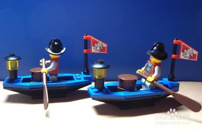 如何用积木拼装划船比赛的场景
