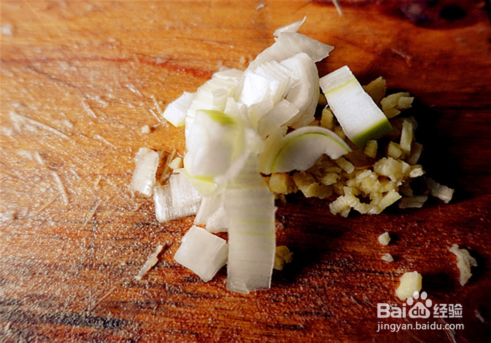 如何制作酱香浓郁的酱爆鸡丁