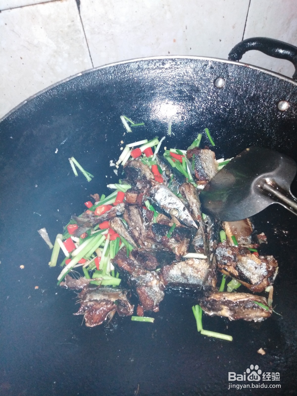 秋刀鱼炒菲菜的做法？