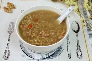燕麦核桃枸杞粥的做法