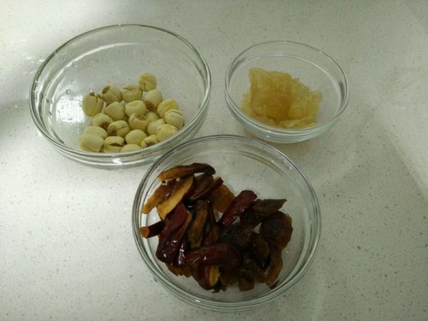 红枣莲子银耳羹
