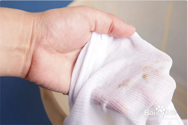 如何洗掉衣服上的油渍？4种有效方法