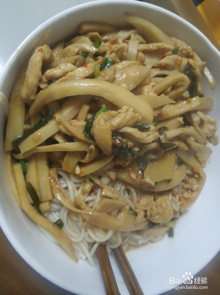 美味挡不住的杏鲍菇鸡丝拌面