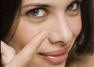 如何佩戴隐形眼镜