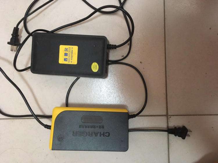 电动车充电器上的三个插头是什么