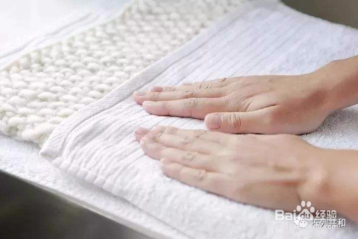 怎样使用一条毛巾清洁大衣