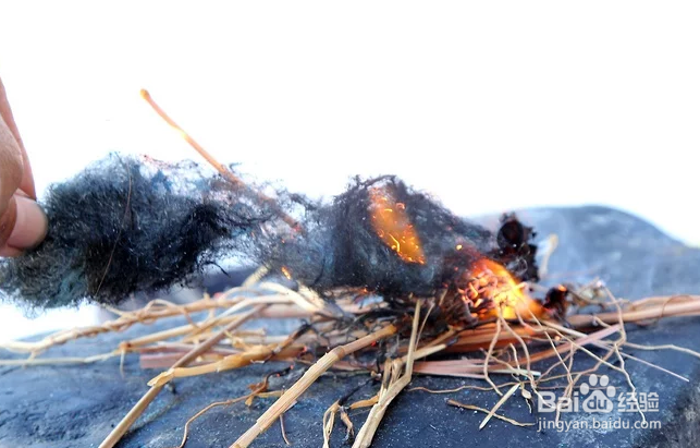 如何使用电池和钢丝绒生火？