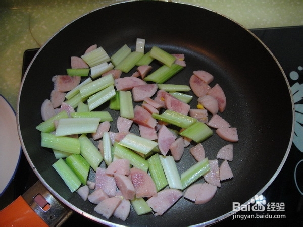 2-3岁宝宝食谱---西芹炒火腿肠