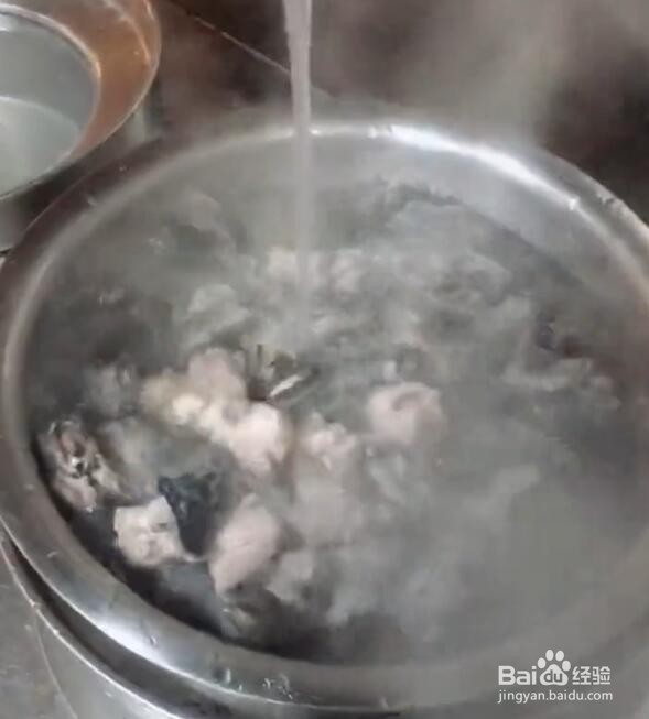 如何制作人参乌鸡汤？