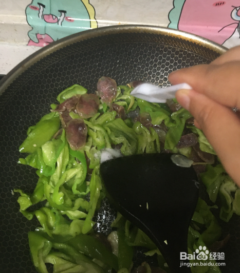 青椒炒腊肠的做法