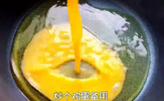 如何自制酱香鸡蛋炒土豆粉?