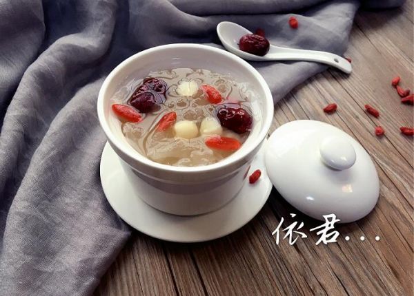 莲子红枣炖银耳