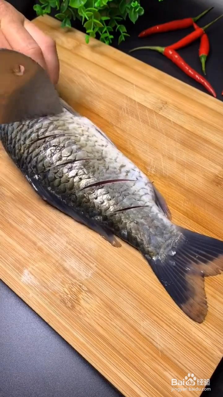 如何制作红烧鲫鱼？