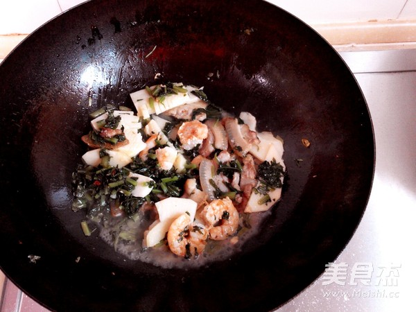 雪菜虾仁面的做法