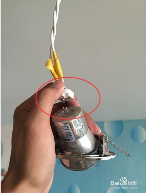 如何自己更换吸顶灯