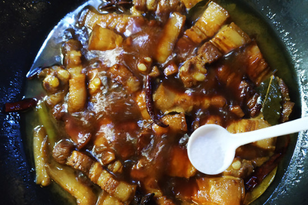 红烧肉炒糖色时不小心炒糊了，怎么去除苦味