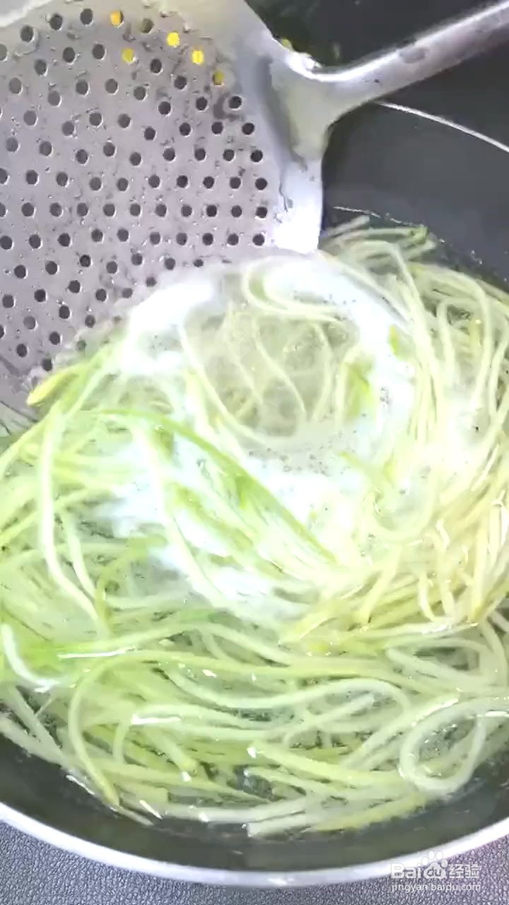 如何制作凉拌西葫芦？