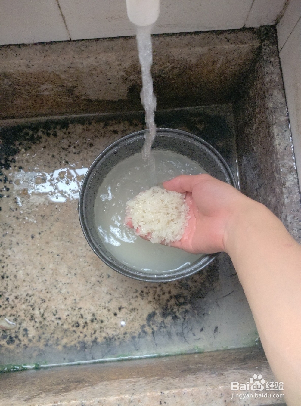 电饭煲锅蒸米饭,放多少水合适